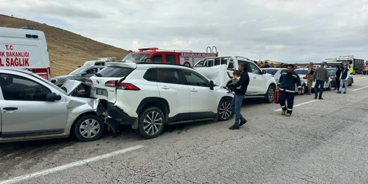 İki otomobil kafa kafaya çarpıştı: 5 yaralı