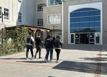 İki otomobil kafa kafaya çarpıştı: 5 yaralı