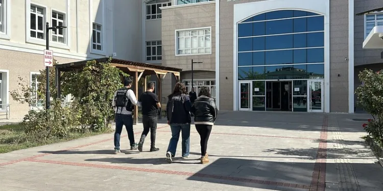İki otomobil kafa kafaya çarpıştı: 5 yaralı
