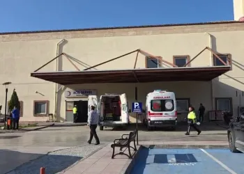 İki otomobil kafa kafaya çarpıştı: 5 yaralı
