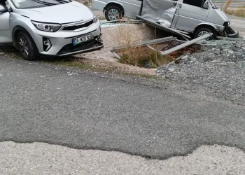 İki otomobil kafa kafaya çarpıştı: 5 yaralı