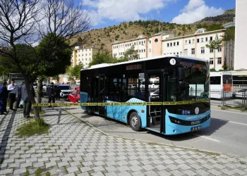 Gümüşhane’de otomobil durakta bekleyen otobüse çarptı: 2 yaralı