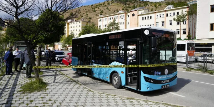 Gümüşhane’de otomobil durakta bekleyen otobüse çarptı: 2 yaralı
