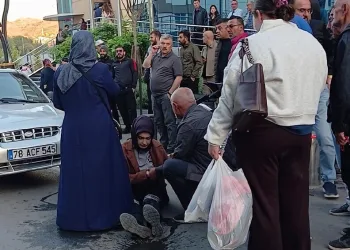 Gümüşhane’de otomobil durakta bekleyen otobüse çarptı: 2 yaralı
