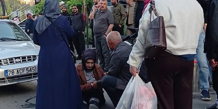 Gümüşhane’de otomobil durakta bekleyen otobüse çarptı: 2 yaralı