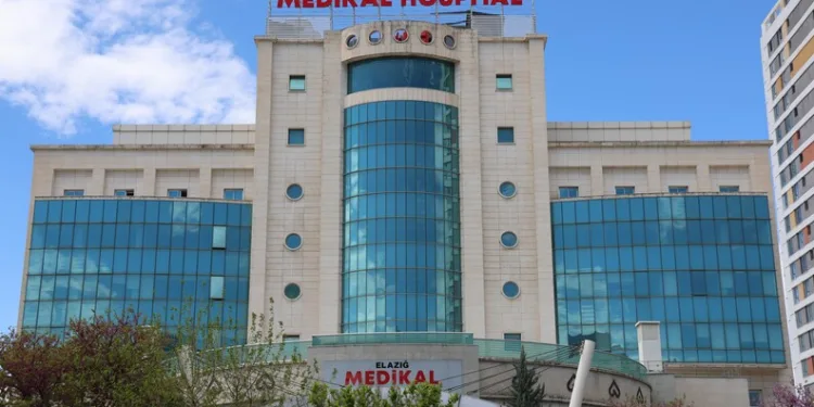 Gümüşhane’de otomobil durakta bekleyen otobüse çarptı: 2 yaralı