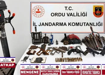 Gümüşhane’de otomobil durakta bekleyen otobüse çarptı: 2 yaralı