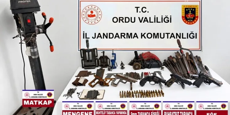 Gümüşhane’de otomobil durakta bekleyen otobüse çarptı: 2 yaralı
