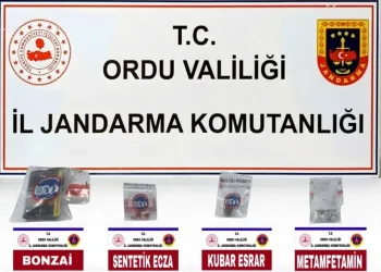 Gümüşhane’de otomobil durakta bekleyen otobüse çarptı: 2 yaralı