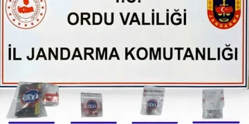 Gümüşhane’de otomobil durakta bekleyen otobüse çarptı: 2 yaralı