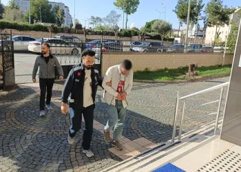 Gümüşhane’de otomobil durakta bekleyen otobüse çarptı: 2 yaralı