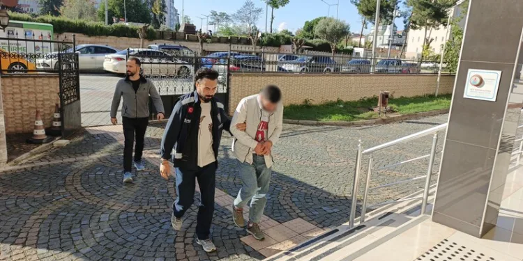 Gümüşhane’de otomobil durakta bekleyen otobüse çarptı: 2 yaralı
