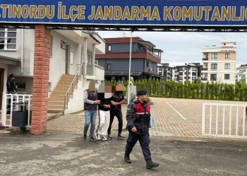 Gümüşhane’de otomobil durakta bekleyen otobüse çarptı: 2 yaralı