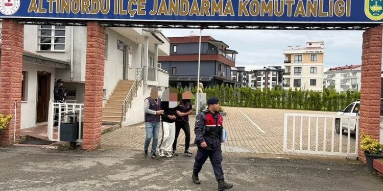 Gümüşhane’de otomobil durakta bekleyen otobüse çarptı: 2 yaralı