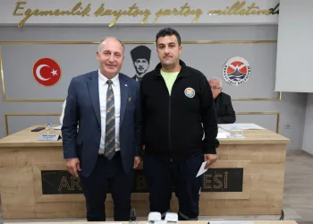 Gümüşhane’de otomobil durakta bekleyen otobüse çarptı: 2 yaralı