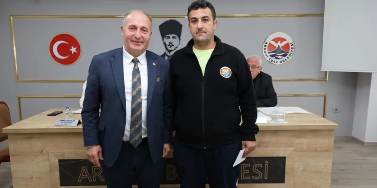 Gümüşhane’de otomobil durakta bekleyen otobüse çarptı: 2 yaralı
