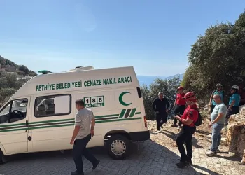 Gümüşhane’de otomobil durakta bekleyen otobüse çarptı: 2 yaralı
