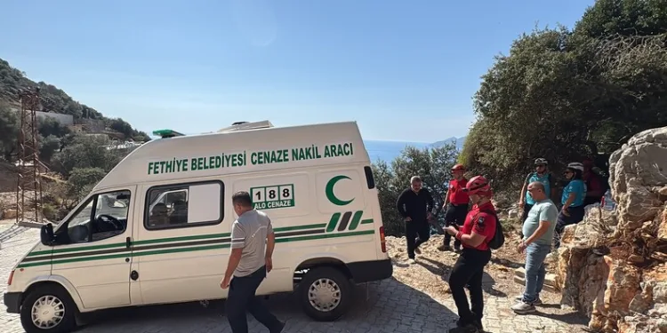 Gümüşhane’de otomobil durakta bekleyen otobüse çarptı: 2 yaralı
