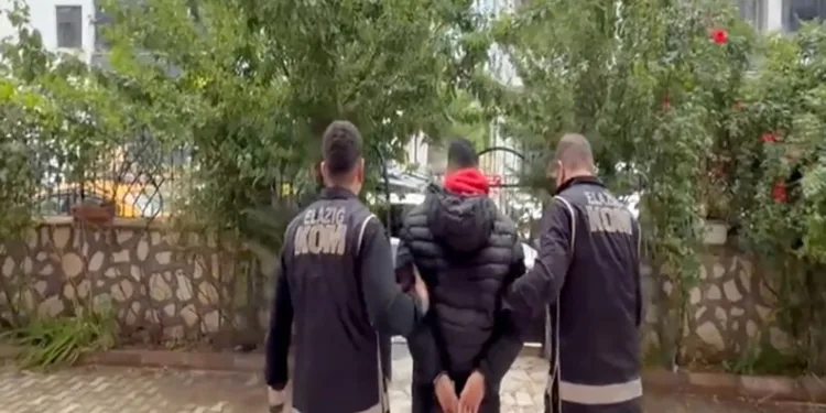 Gümüşhane’de otomobil durakta bekleyen otobüse çarptı: 2 yaralı