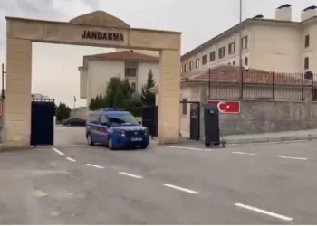 Gümüşhane’de otomobil durakta bekleyen otobüse çarptı: 2 yaralı