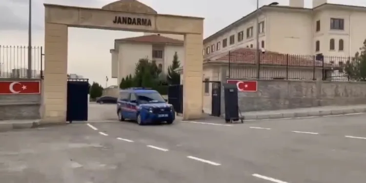 Gümüşhane’de otomobil durakta bekleyen otobüse çarptı: 2 yaralı