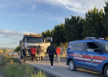Gümüşhane’de otomobil durakta bekleyen otobüse çarptı: 2 yaralı