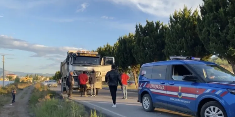 Gümüşhane’de otomobil durakta bekleyen otobüse çarptı: 2 yaralı
