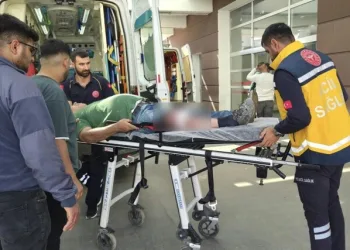 Gümüşhane’de otomobil durakta bekleyen otobüse çarptı: 2 yaralı