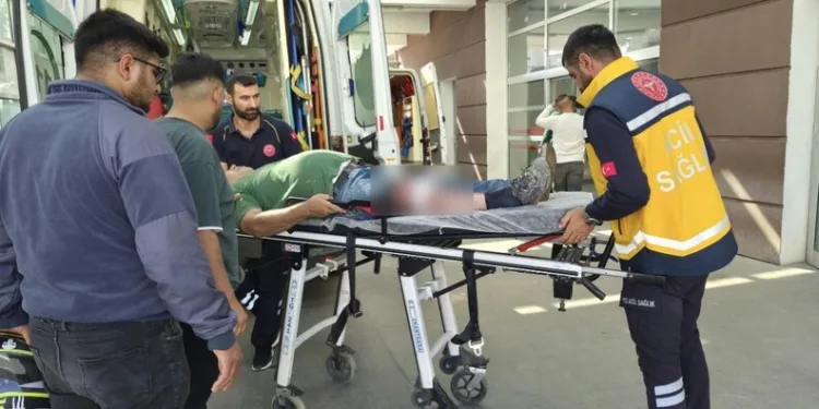 Gümüşhane’de otomobil durakta bekleyen otobüse çarptı: 2 yaralı