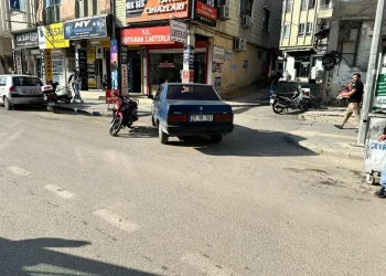 Gümüşhane’de otomobil durakta bekleyen otobüse çarptı: 2 yaralı