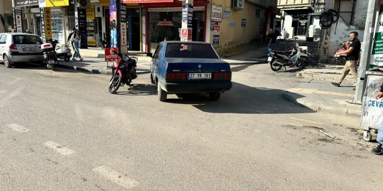 Gümüşhane’de otomobil durakta bekleyen otobüse çarptı: 2 yaralı