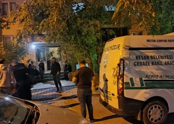 Gümüşhane’de otomobil durakta bekleyen otobüse çarptı: 2 yaralı