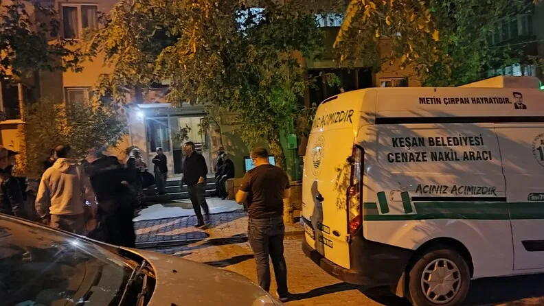 Gümüşhane’de otomobil durakta bekleyen otobüse çarptı: 2 yaralı