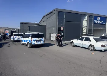 Gümüşhane’de otomobil durakta bekleyen otobüse çarptı: 2 yaralı