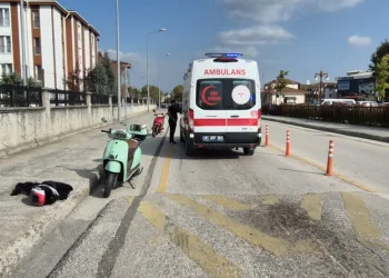 Gümüşhane’de otomobil durakta bekleyen otobüse çarptı: 2 yaralı