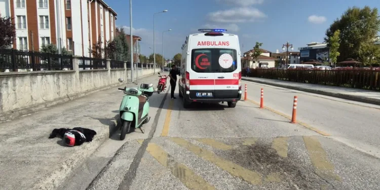 Gümüşhane’de otomobil durakta bekleyen otobüse çarptı: 2 yaralı