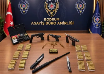 Gümüşhane’de otomobil durakta bekleyen otobüse çarptı: 2 yaralı