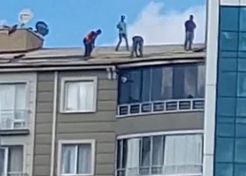 Gümüşhane’de otomobil durakta bekleyen otobüse çarptı: 2 yaralı