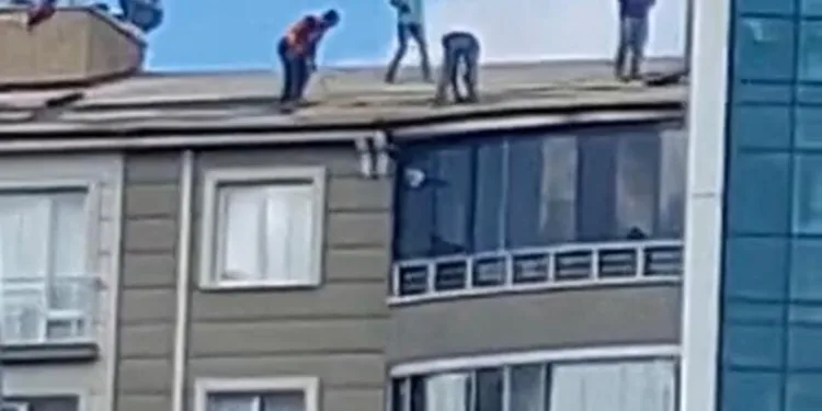 Gümüşhane’de otomobil durakta bekleyen otobüse çarptı: 2 yaralı