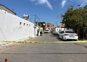 Gümüşhane’de otomobil durakta bekleyen otobüse çarptı: 2 yaralı