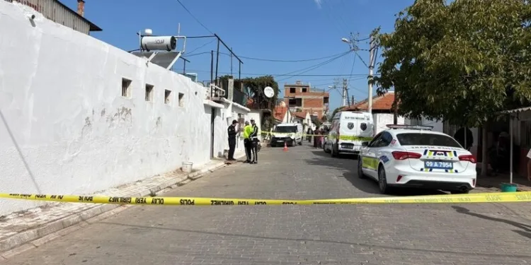 Gümüşhane’de otomobil durakta bekleyen otobüse çarptı: 2 yaralı