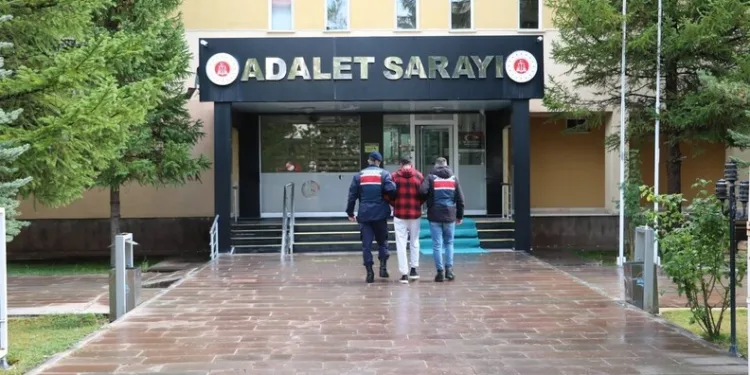 Gümüşhane’de otomobil durakta bekleyen otobüse çarptı: 2 yaralı