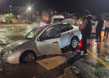 Kahta’da cadde göle döndü, otomobil mahsur kaldı