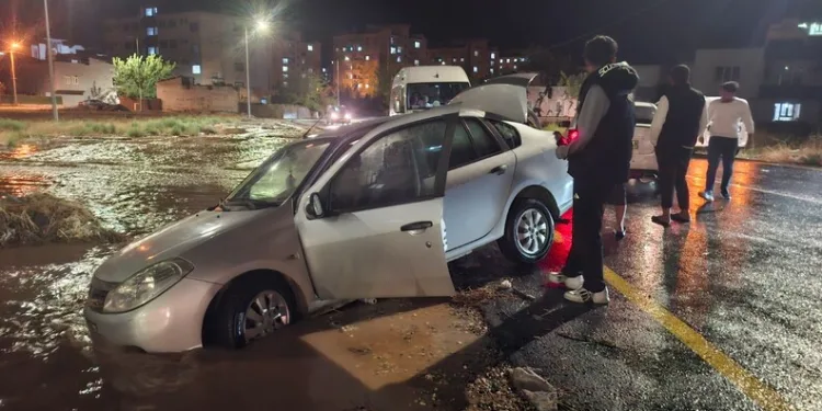 Kahta’da cadde göle döndü, otomobil mahsur kaldı