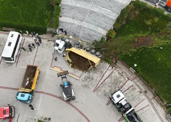 Kahta’da cadde göle döndü, otomobil mahsur kaldı