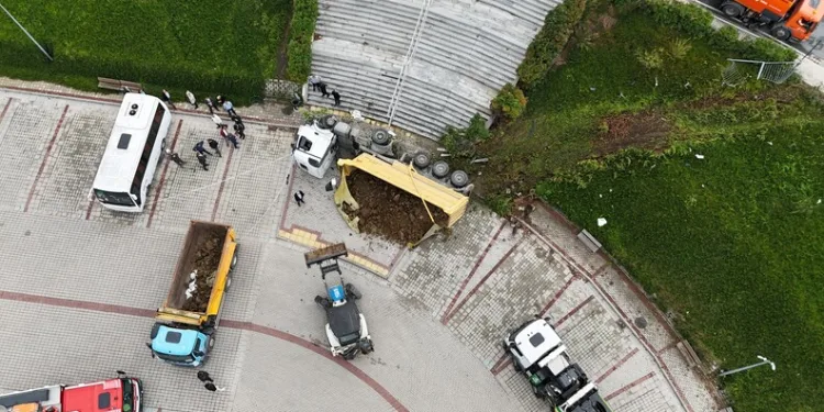 Kahta’da cadde göle döndü, otomobil mahsur kaldı