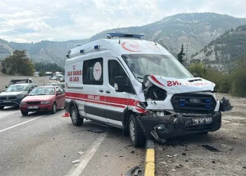 Kahta’da cadde göle döndü, otomobil mahsur kaldı