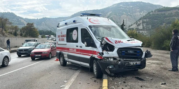 Kahta’da cadde göle döndü, otomobil mahsur kaldı