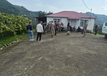 Kahta’da cadde göle döndü, otomobil mahsur kaldı