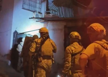 Kahta’da cadde göle döndü, otomobil mahsur kaldı